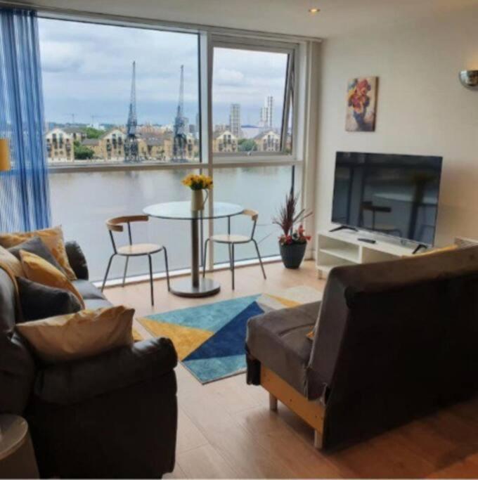 Lovely Waterfront Flat Canary Wharf Excel Centre Lejlighed London Eksteriør billede