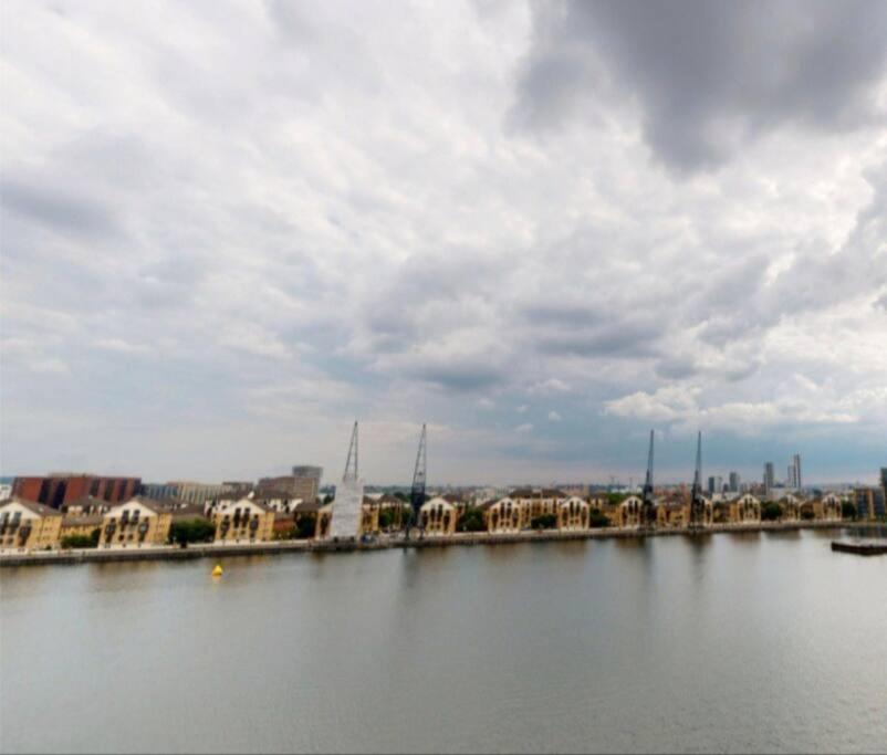 Lovely Waterfront Flat Canary Wharf Excel Centre Lejlighed London Eksteriør billede